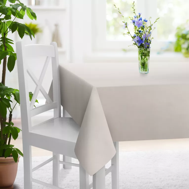 Obrus szyty kremowy z grubej, matowej tkaniny welwetowej o gramaturze 380g/m2