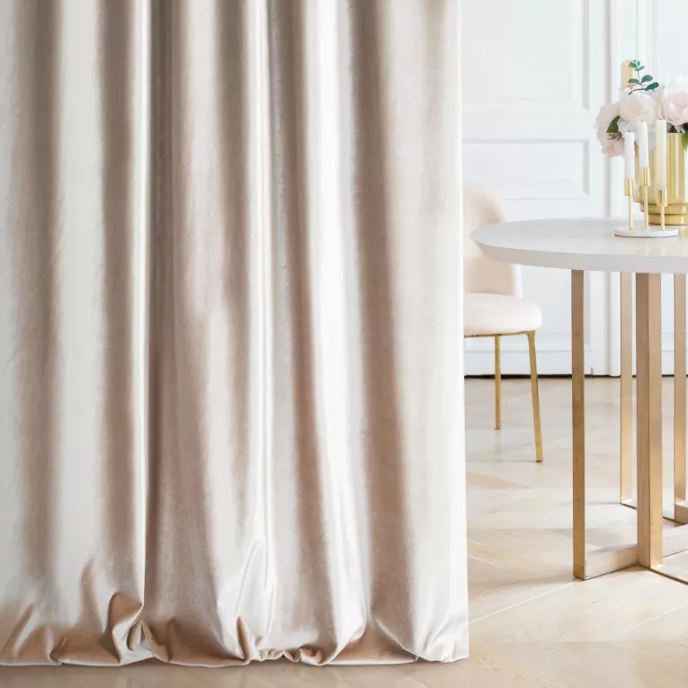 Zasłona szyta na taśmie 5 cm SAFARI jasnobeżowa z miękkiej welwetowej tkaniny z połyskiem