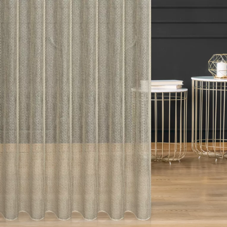 Firana szyta na taśmie 5 cm beżowa z siatki tkanej w drobny wzór, przetykanej błyszczącą nicią, wykończona obciążnikiem Italissima Eva Minge