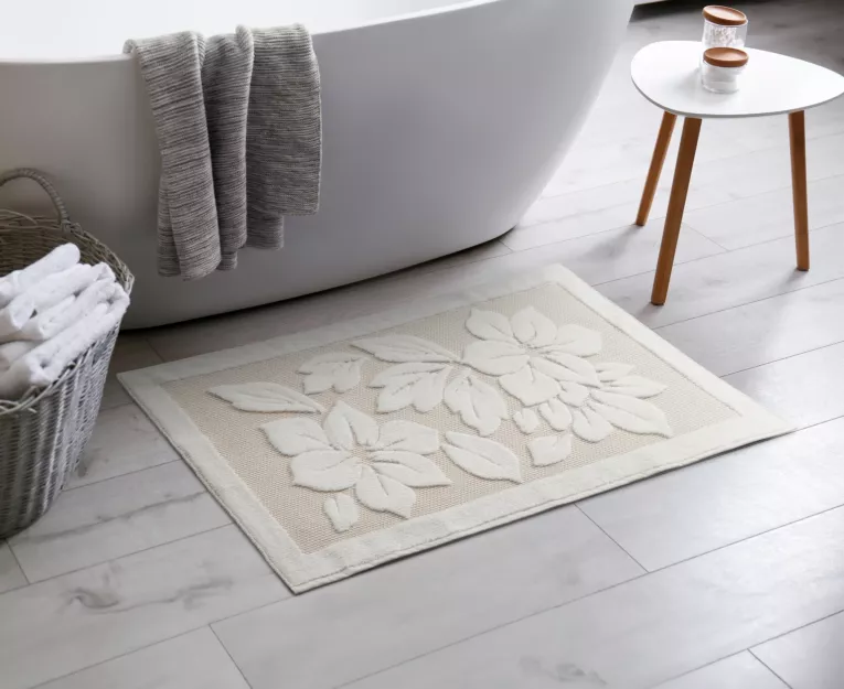Dywanik łazienkowy bawełniany 60x95 cm zdobiony wytłaczanym roślinnym motywem
