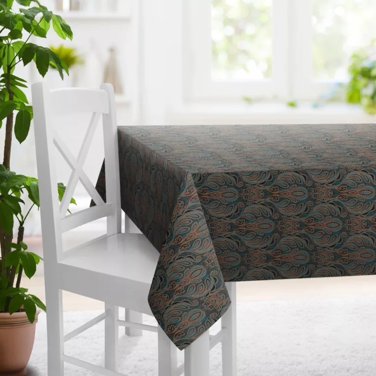 Obrus szyty turkusowo miedziany z miękkiej w dotyku tkaniny, z fantazyjnym wzorem ornamentowym