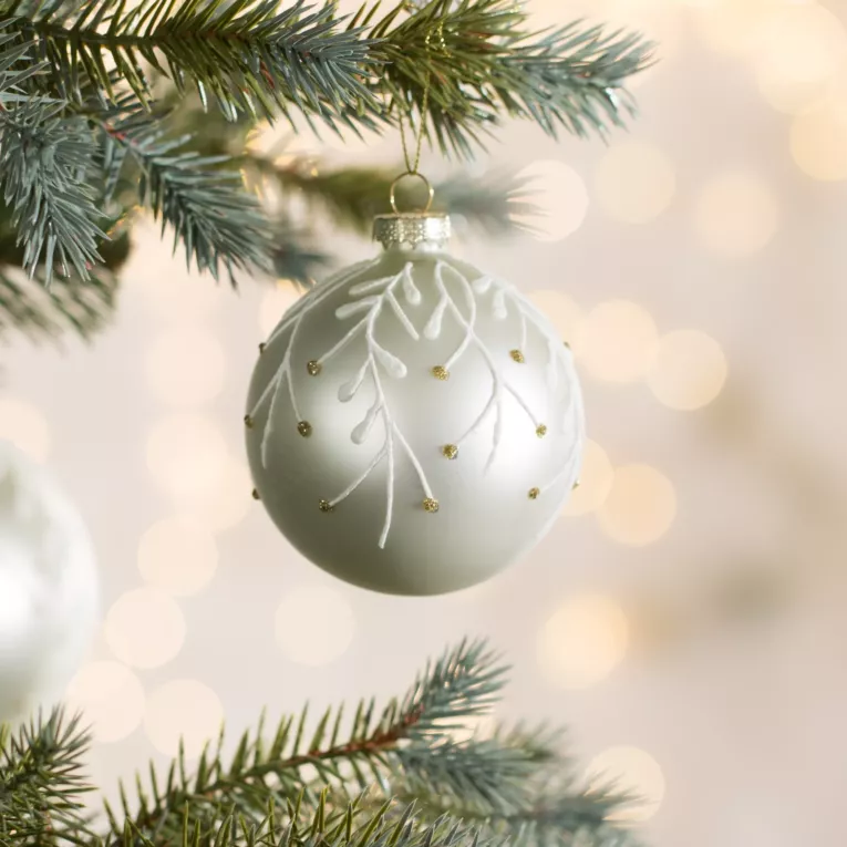 Szklana bombka choinkowa ręcznie zdobiona wzorem gałązek