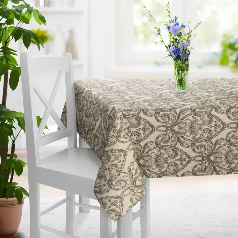 Obrus szyty beżowo brązowy z ekskluzywnej tkaniny w duży wzór ornamentowy