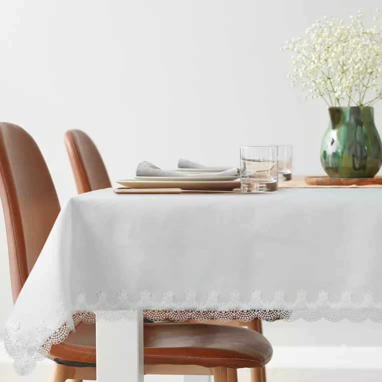 Obrus na stół 145x260 cm biały zdobiony koronką - RITA