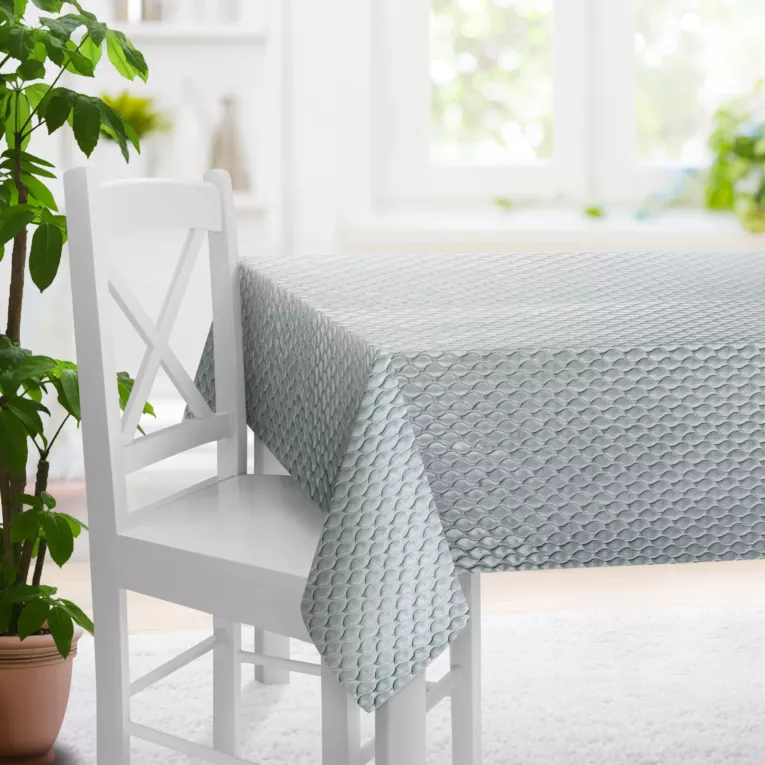 Obrus szyty JEROME błękitno srebrny z tkaniny o symetrycznym wzorze 3D i lekkim połyskiem