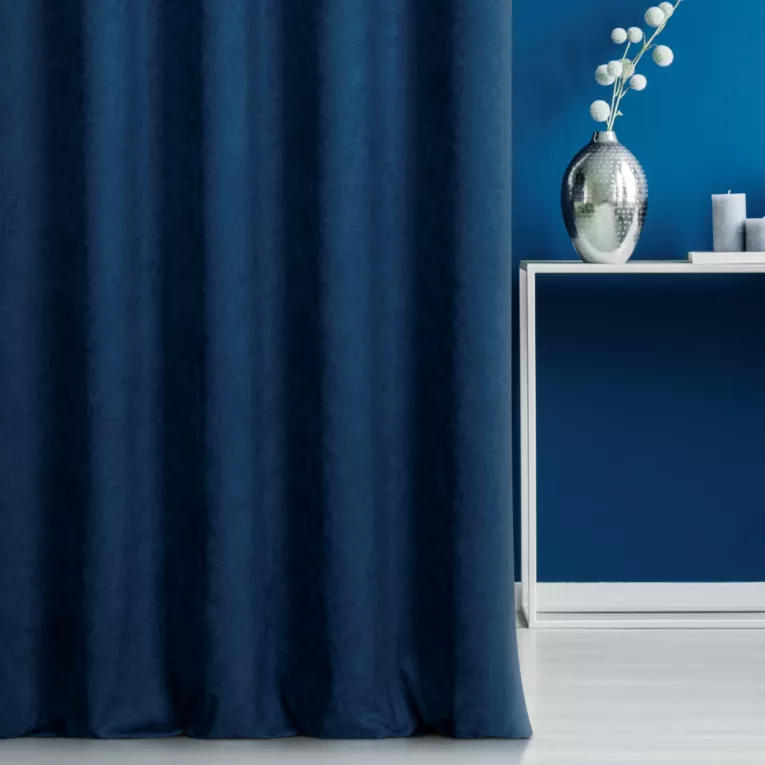 Zasłona szyta na flexach granatowa z miękkiej tkaniny o welurowej strukturze
