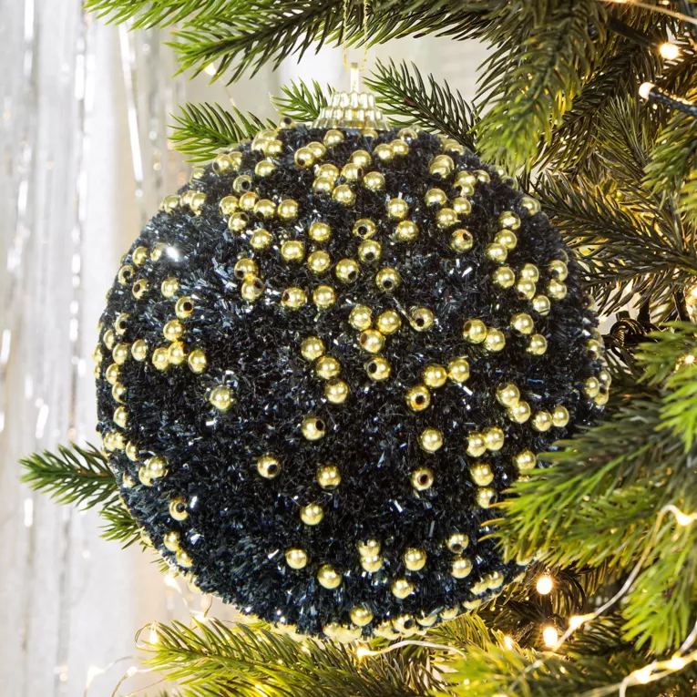 Bombka choinkowa o puszystej powierzchni zdobiona złotymi koralikami