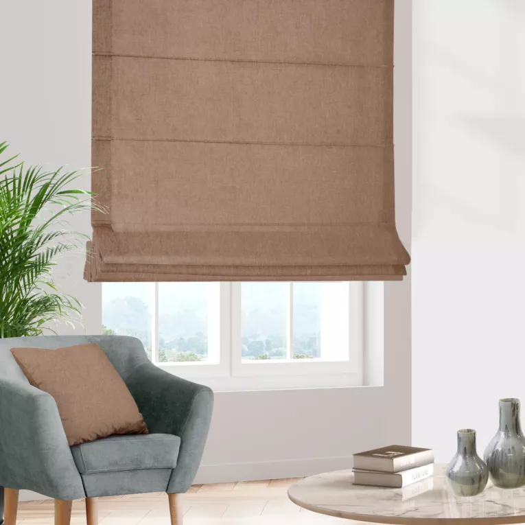 Roleta rzymska jasnobrązowa z miękkiej w dotyku tkaniny szenilowej