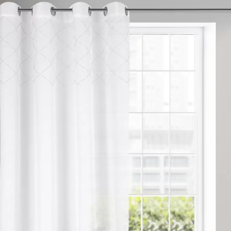 Gładka firana zdobiona aplikacją ze srebrnymi dżetami i perłami