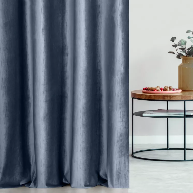 Zasłona szyta na taśmie 5 cm niebieska z tkaniny welwetowej w pionowe prążki, wykończona obciążnikiem