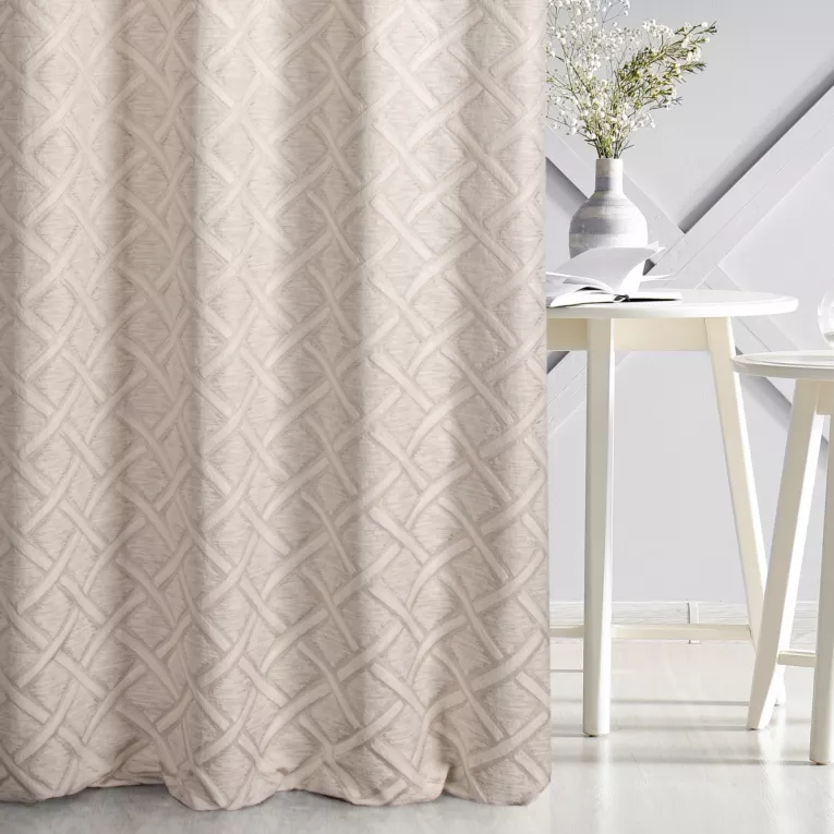 Zasłona szyta na taśmie 5 cm CROWN4 kremowo złocista z eleganckiej tkaniny z geometrycznym wzorem 3D i delikatnie błyszczącą nicią