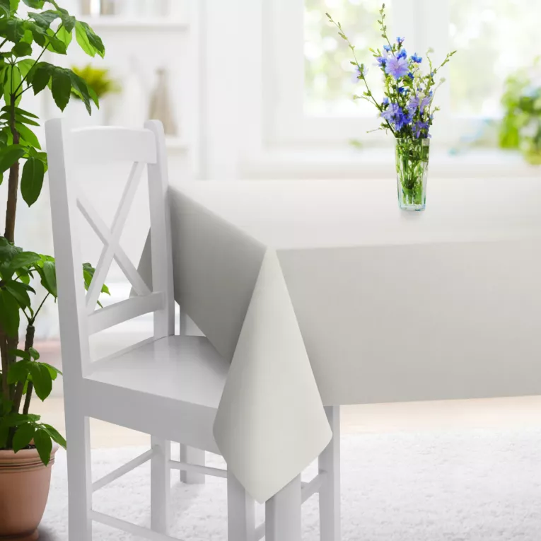 Obrus szyty jasnopopielaty z miękkiej tkaniny o welurowej strukturze i wyraźnym splocie