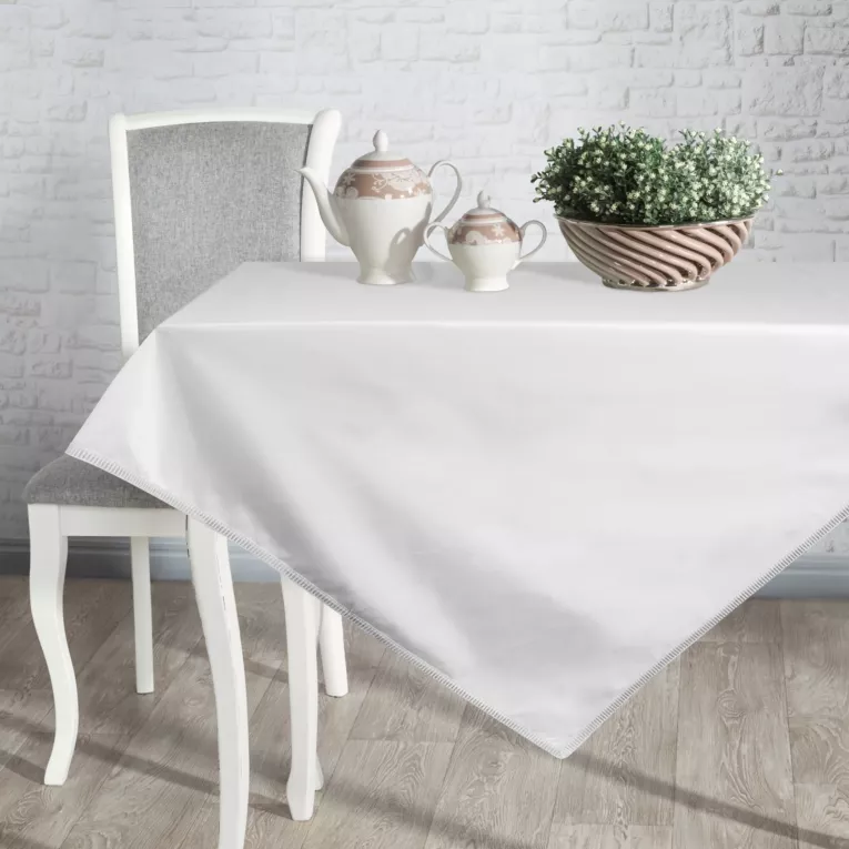 Obrus popielaty 150x300 cm SAVONA subtelnie podkreślony wąską koronką REINA LINE