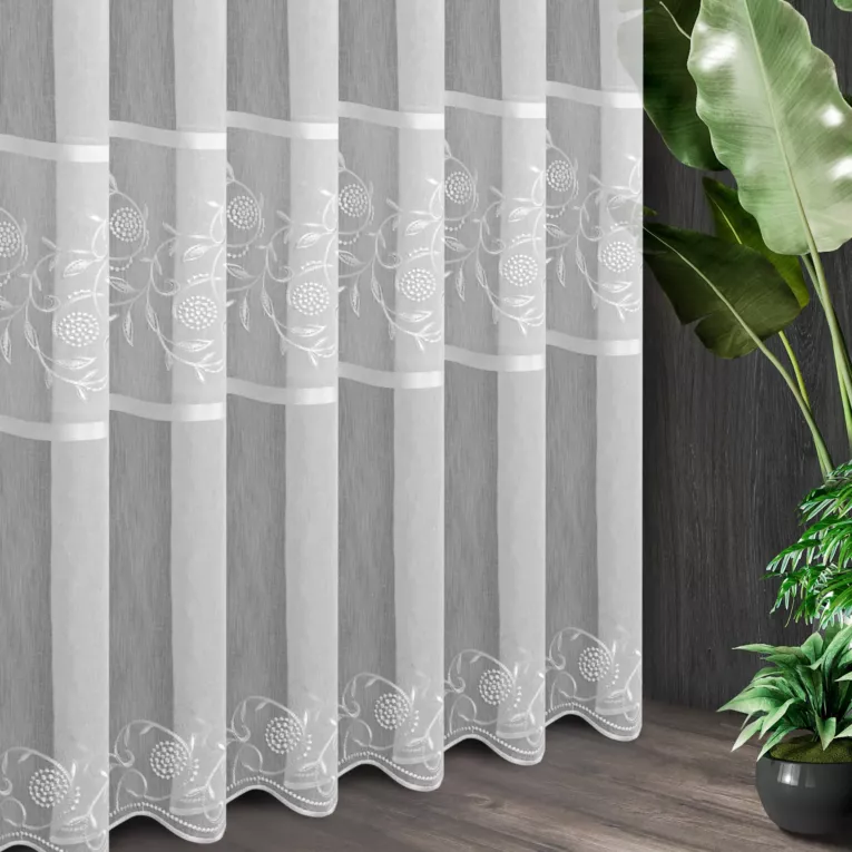 Tkanina firanowa etamina z połyskującym pasem z roślinnym haftem