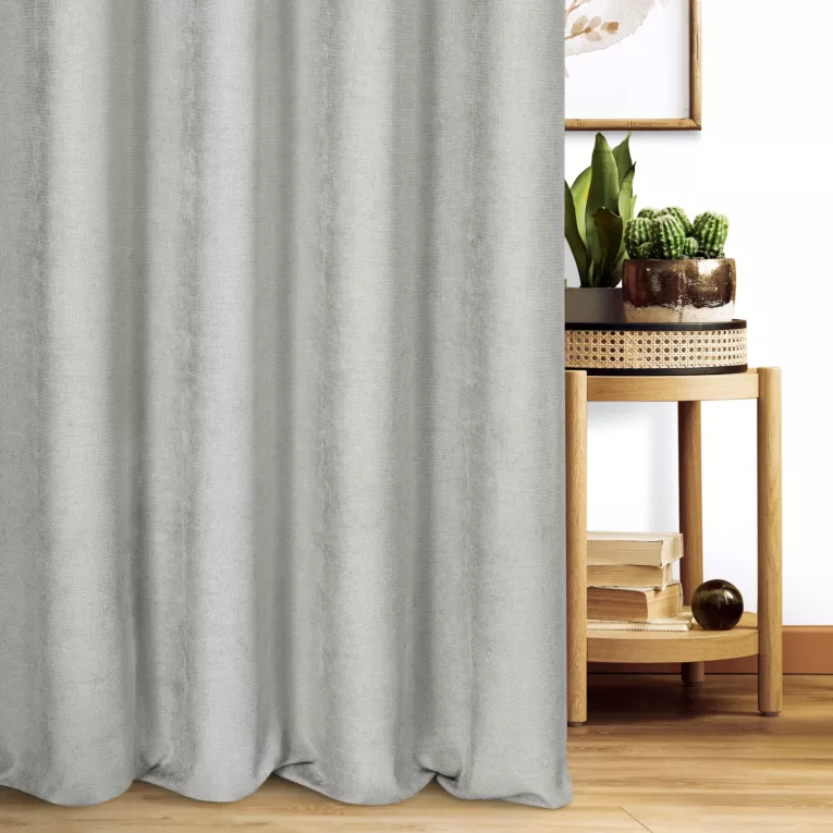 Zasłona szyta na taśmie 5 cm jasnosrebrna z miękkiej w dotyku tkaniny szenilowej