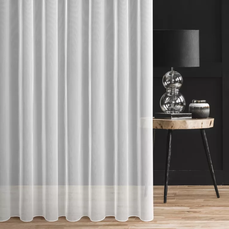 Firana szyta na taśmie 5 cm biała z matowej tkaniny typu peru, wykończonej obciążnikiem Italissima Eva Minge