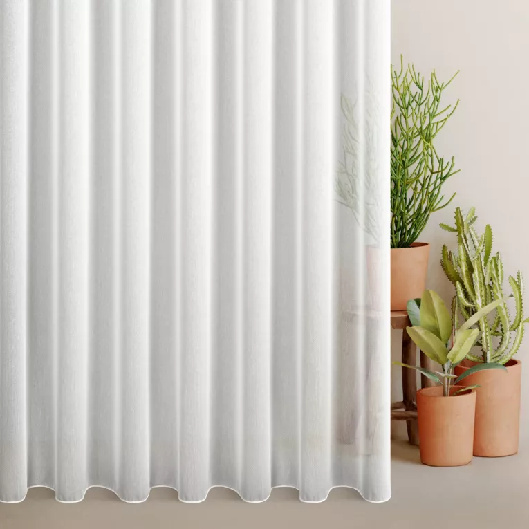 Firana szyta na flexach biała z tkaniny o charakterystycznym wzorze jodełki, wykończona obciążnikiem