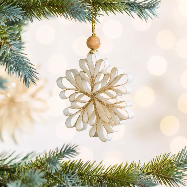 Ozdoba choinkowa śnieżynka w stylu eko zdobiona delikatnymi drobinkami brokatu