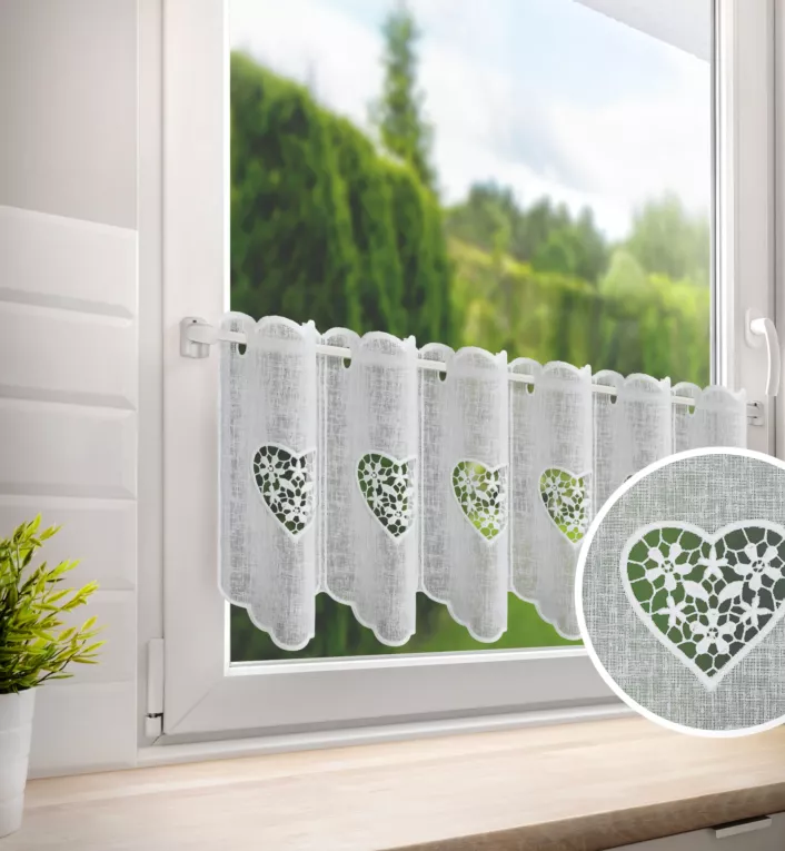 Tkanina firanowa zazdrostka z etaminy zdobiona haftowanymi ażurowymi sercami