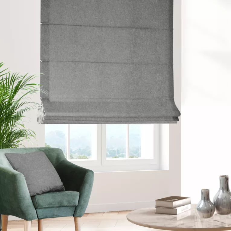 Roleta rzymska szara miękka, szenilowa tkanina o wyraźnym splocie i delikatnym połysku