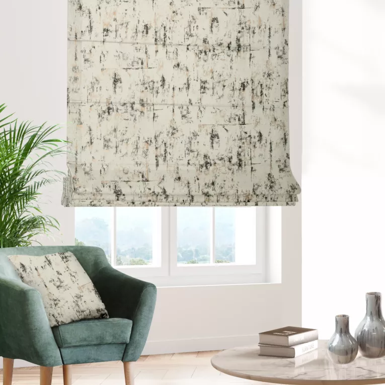 Roleta rzymska kremowo złocista z tkaniny welwetowej zdobionej połyskującym drukiem