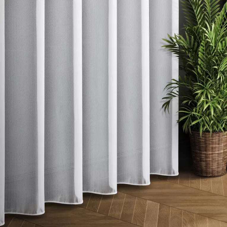 Tkanina firanowa o charakterystycznym splocie jodełki wykończona obciążnikiem