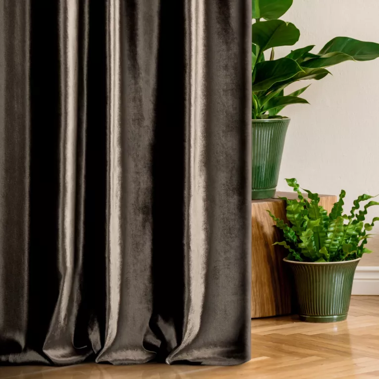 Zasłona szyta na taśmie 5 cm SAFARI brązowa z miękkiej welwetowej tkaniny z połyskiem