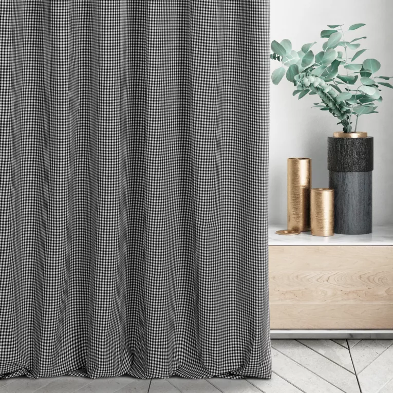 Zasłona szyta na taśmie fala czarno biała z delikatnej tkaniny w kratkę