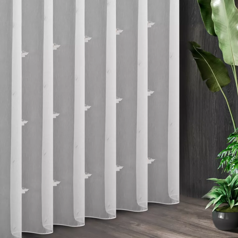 Tkanina firanowa aden z haftem w motylki, wykończona obciążnikiem