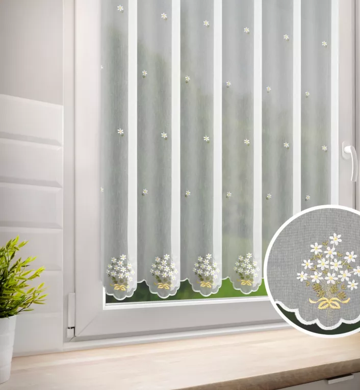 Firana szyta na flexach biało żółta z matowej tkaniny z efektem ozdobionej kolorowym kwiatowym haftem