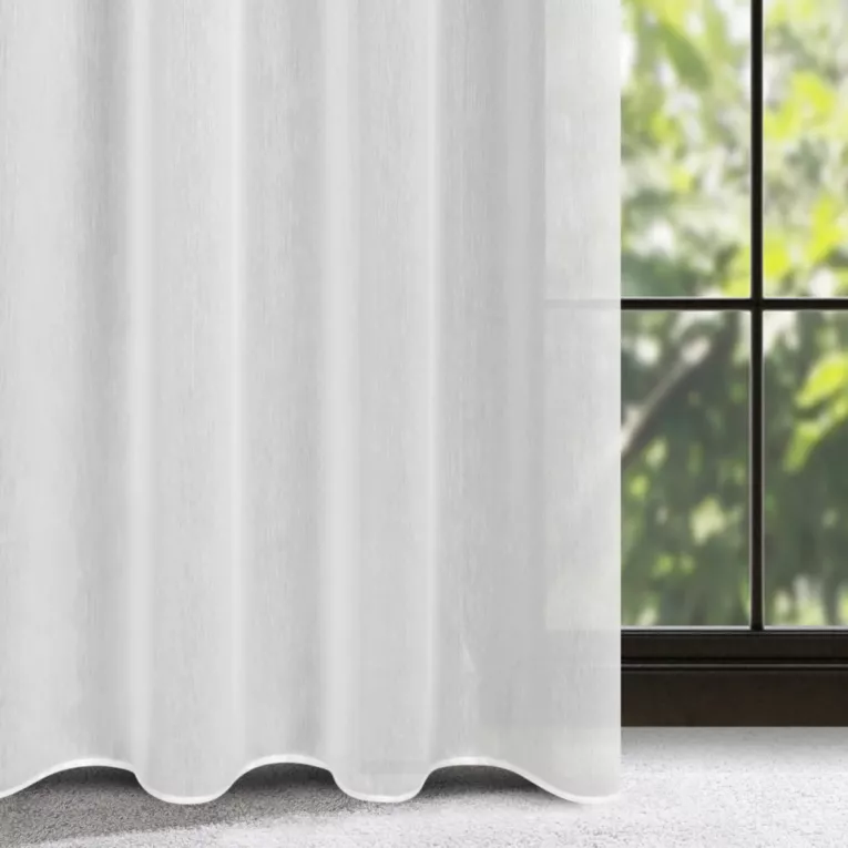 Firana biała o strukturze drobnego deszczyku przeplatana złotą nicią 140x250 cm przelotka LUNA