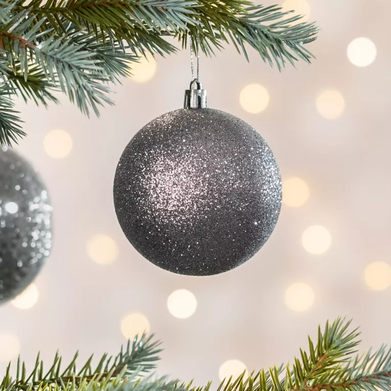 Bombka choinkowa obsypana lśniącym brokatem