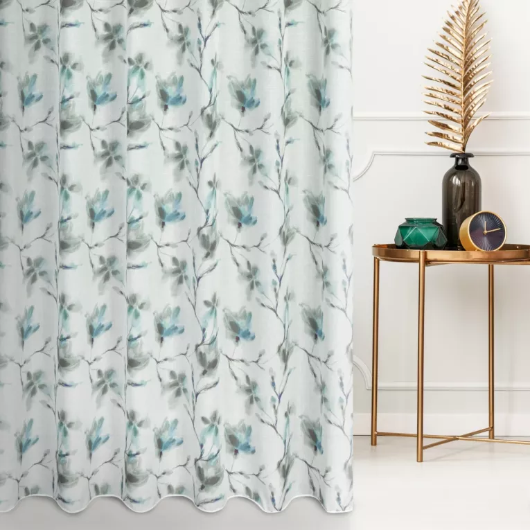 Firana szyta na taśmie 5 cm kremowo niebieska z miękkiej tkaniny o lekkim splocie, pokryta modnym, botanicznym nadrukiem, wykończona obciążnikiem