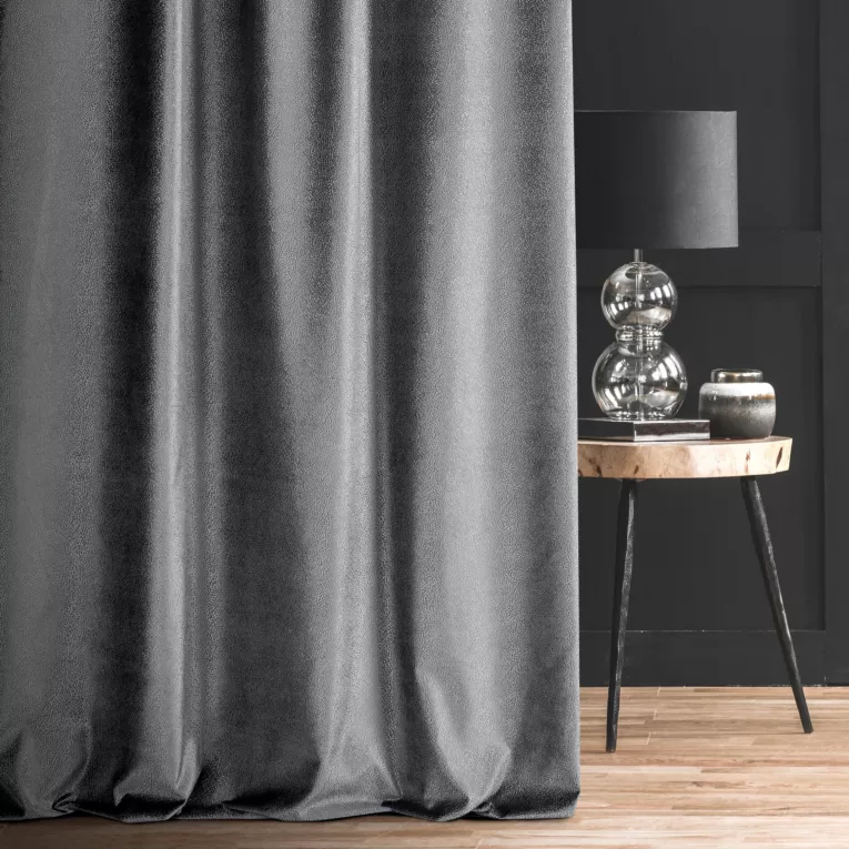Zasłona szyta na taśmie 5 cm SAFARI grafitowa z miękkiej welwetowej tkaniny w wytłaczany drobny wzór
