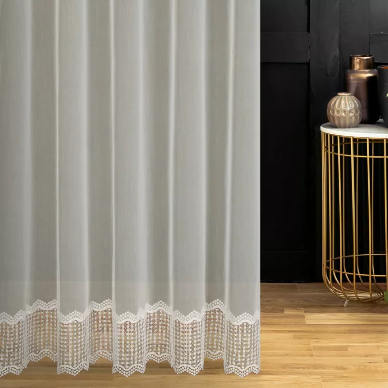 Firana szyta na taśmie 5 cm naturalna z matowej tkaniny ozdobionej geometryczną aplikacją