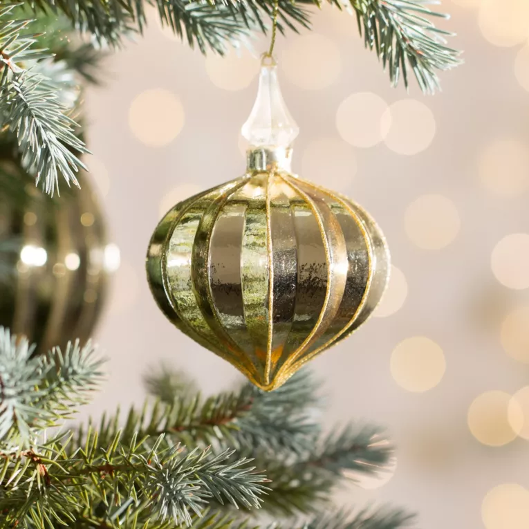 Szklana bombka choinkowa z dodatkiem lśniących akcentów