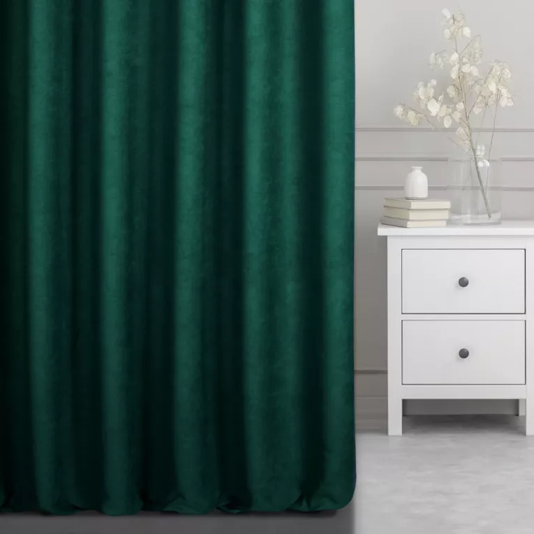 Zasłona szyta na taśmie 5 cm ciemnozielona z miękkiej tkaniny o welurowej strukturze i wyraźnym splocie