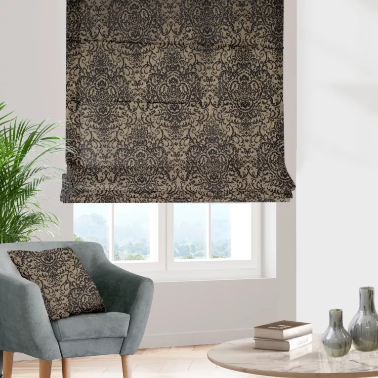 Roleta rzymska grafitowo złocista z połyskującej tkaniny zdobionej eleganckim wzorem Pierre Cardin