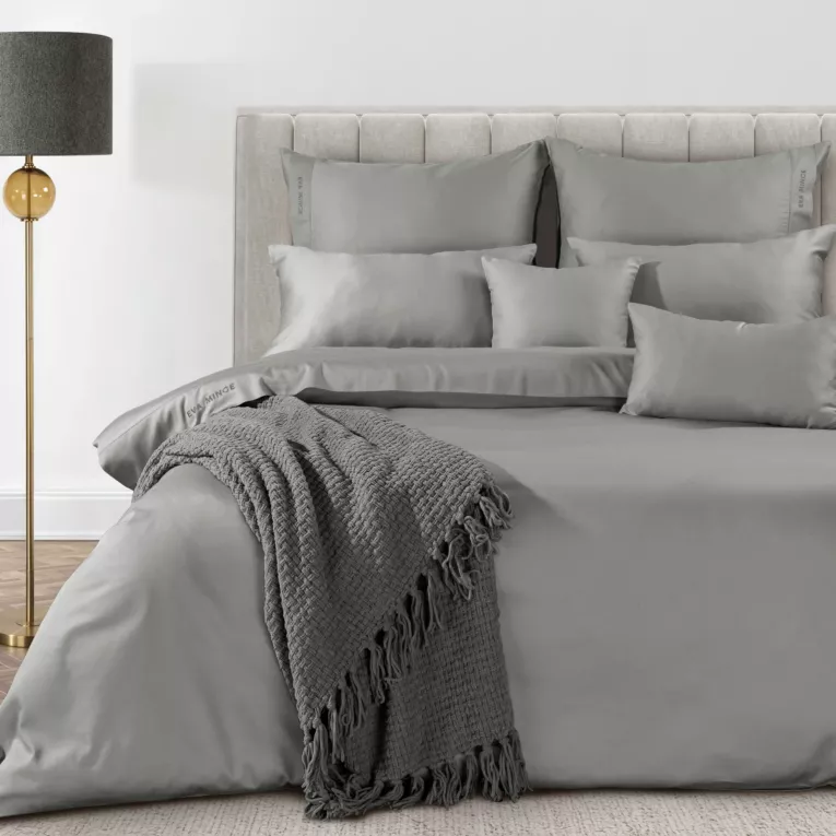 Pościel 140x200 cm z bawełny, makosatyny kolor stalowy z ozdobną kantą i haftem kolekcja MINGE ELEGANTE