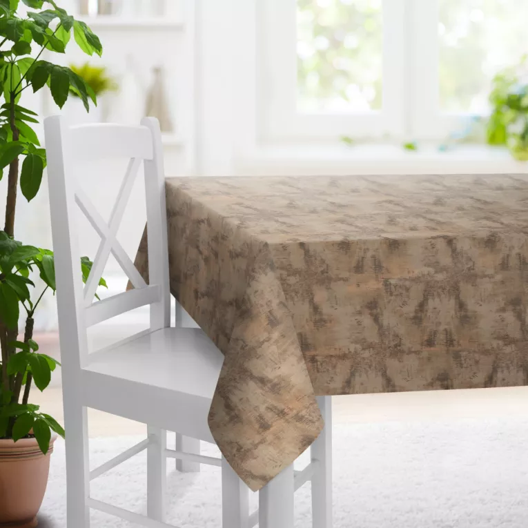 Obrus szyty beżowo złocisty z miękkiej, welwetowej tkaniny z nieregularnym wzorem i błyszczącym nadrukiem