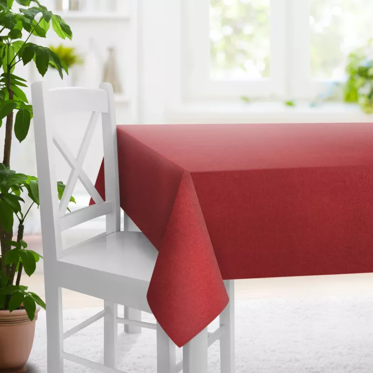 Obrus szyty jasnoczerwony z tkaniny trudnopalnej, zaciemniającej, typu blackout z efektem melanżu