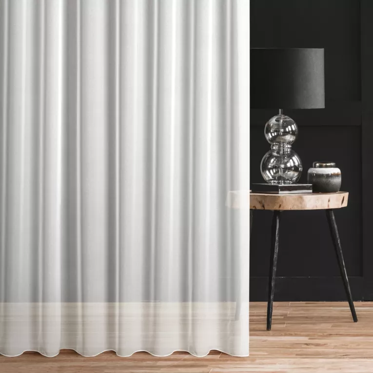 Firana szyta na taśmie 5 cm naturalna z matowej markizety, wykończonej obciążnikiem