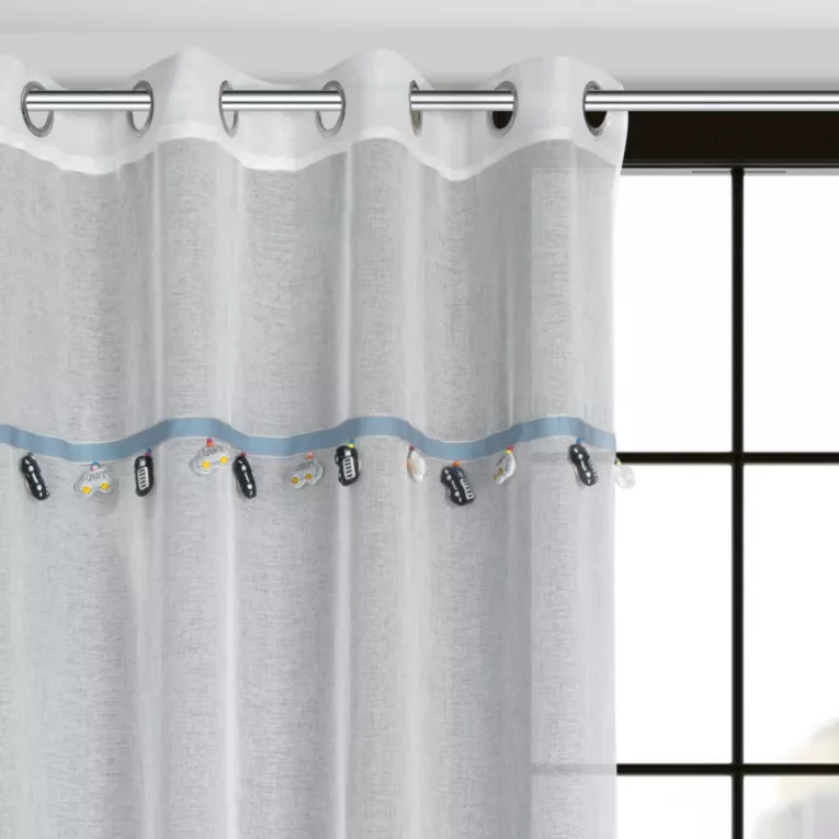 Firana biała z etaminy zdobiona taśmą dekoracyjną z wiszącymi trójwymiarowymi samochodzikami 140x250 cm przelotka CAR