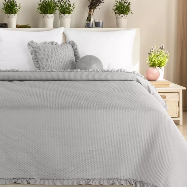 Narzuta srebrna pikowana metodą hot press z ozdobną falbanką 170x210 cm FALBANKA Design 91