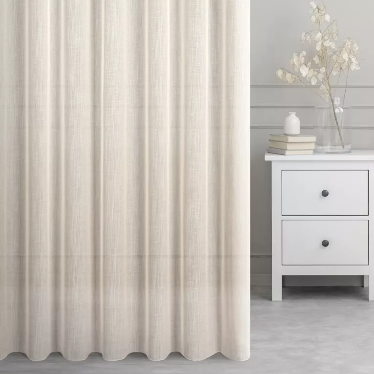 Firana szyta na taśmie 5 cm jasnobeżowa z gładkiej, miękkiej etaminy z delikatnie zarysowanym wzorem w prążki, wykończona obciążnikiem