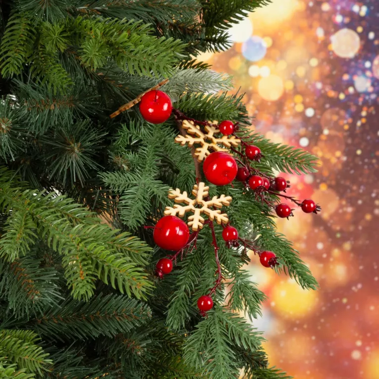 Zimowa gałązka z czerwonymi  i drewnianymi śnieżynkami