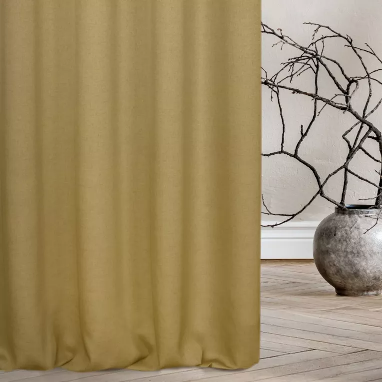 Zasłona szyta na przelotkach złota z tkaniny w stylu eko o naturalnym splocie