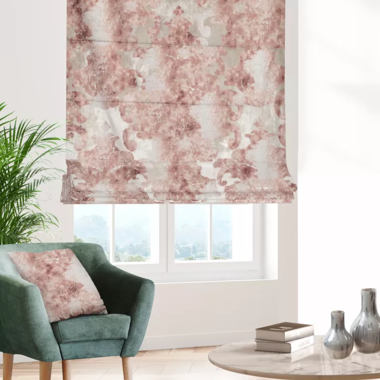 Roleta rzymska kremowo pudrowa z miękkiej, welwetowej tkaniny w duży wzór ornamentowy Italissima Eva Minge