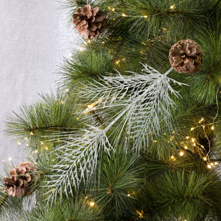 Zimowa gałązka dekoracyjna obsypana srebrnym brokatem