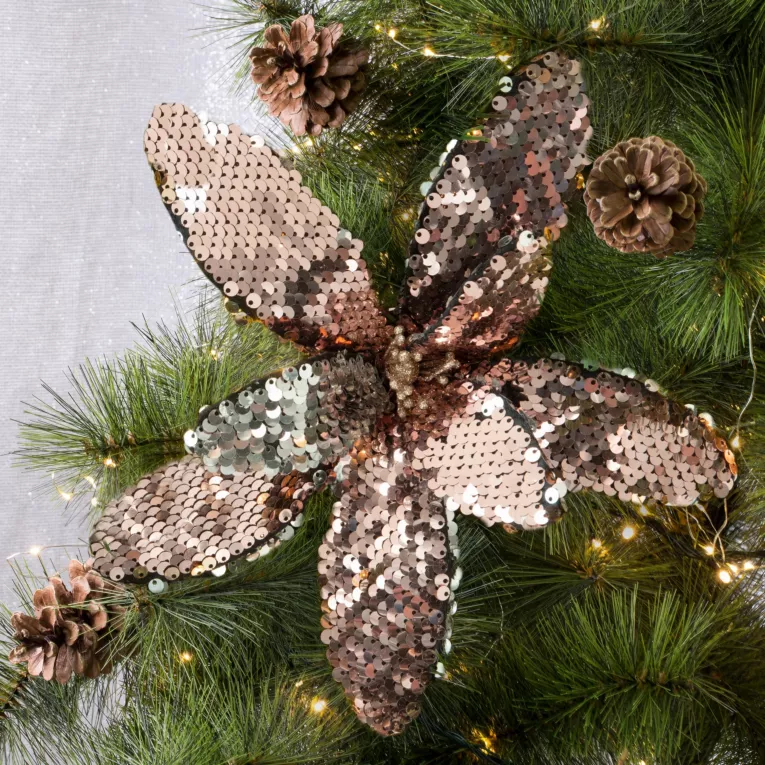 Świąteczny kwiat dekoracyjny pokryty lśniącymi cekinami